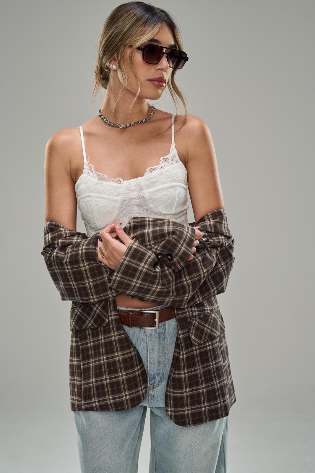 טופ לייסי לבן